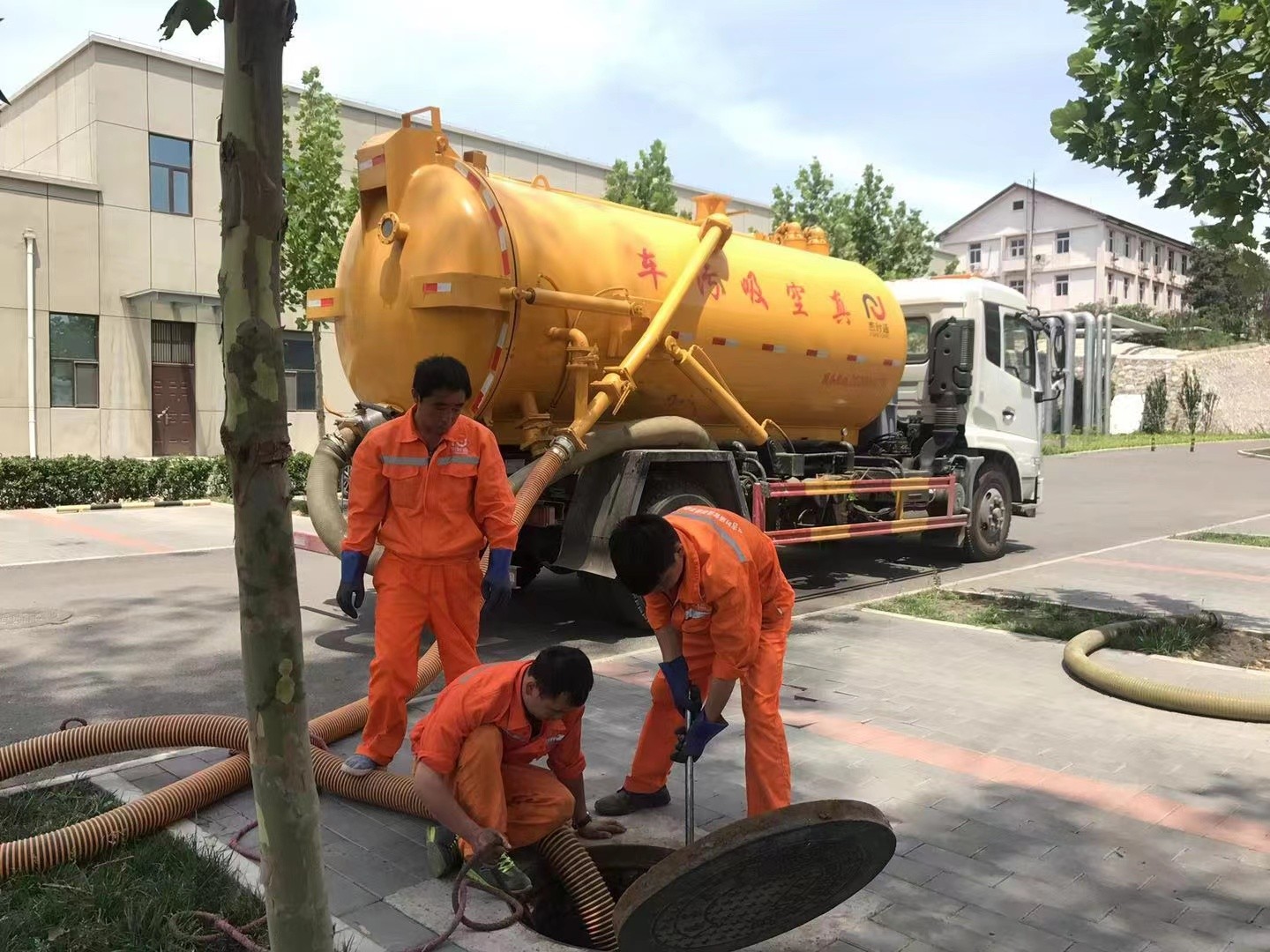 辛集管道疏通车停在窨井附近