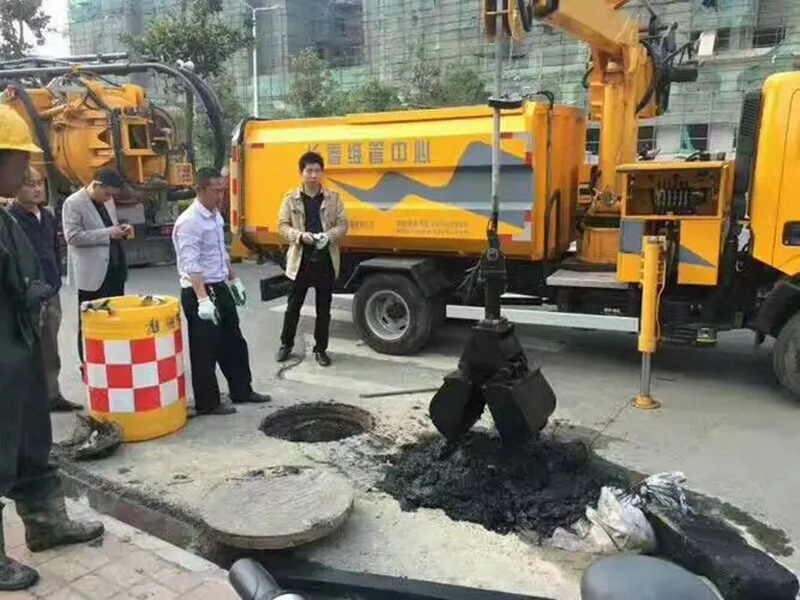 辛集街道：网格员化身“清道夫”，为民解忧疏通“堵心”化粪池