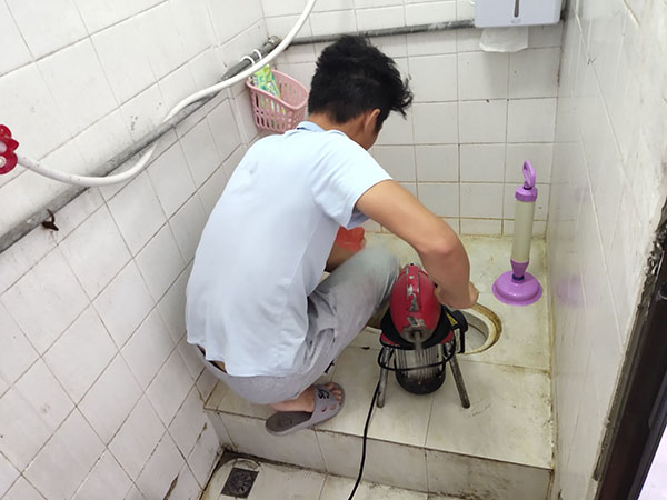 辛集肥皂掉到马桶里把马桶堵住了怎么办？马桶堵住了怎么办