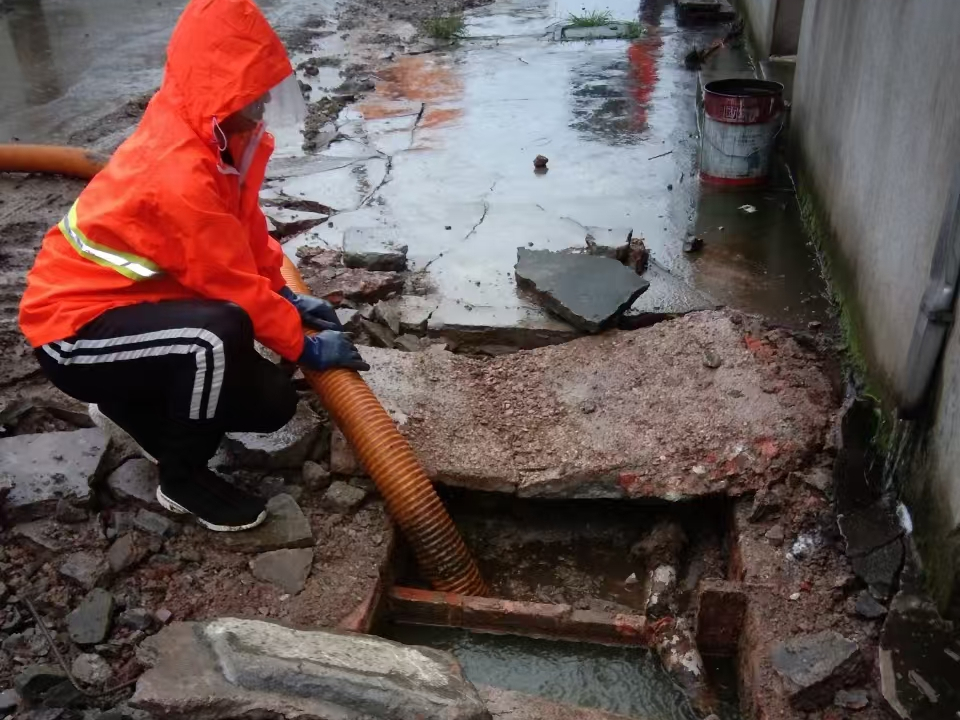 辛集专业清理污水池 炜誉市政以规范流程守护城市 “肠道”