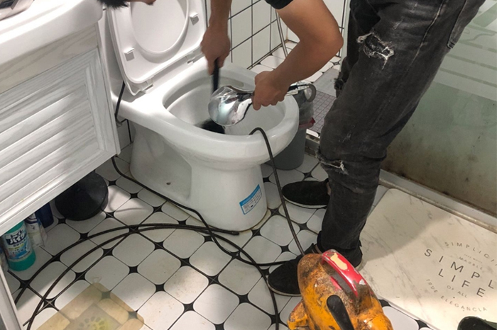 辛集马桶堵塞自己疏通还是找师傅?专业上门服务让你省时更省心